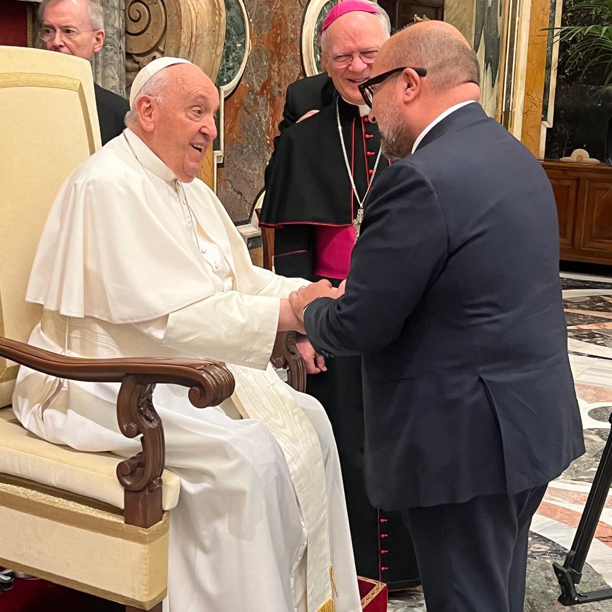 g_sangiuliano's tweet photo. È sempre una grande emozione incontrare il Santo Padre. Il suo magistero trasmette valori fondamentali di compassione e amore universale. https://t.co/xvNp9HrJCr