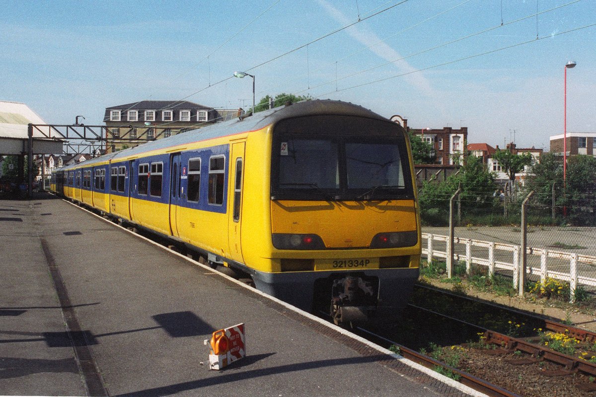 #OTDIH May 13th 1997 and I was deep in @BarryH_71 territory!

153314 at Marks Tey on the Sudbury shuttle.
312710 at Harwich Town.
321318 at Manningtree.
321334 at Clacton.

#Nostalgia #Trains #Suffolk