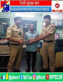 @RPF_INDIA Acting upon a Rail Madad complaint, RPF/Vizianagaram retrieved a left behind mobile phone worth Rs.12,000/- from T/No.12509 at Vizianagaram Railway Station on 12thMay 2024 & handed over to its rightful owner.
#OperationAmanat