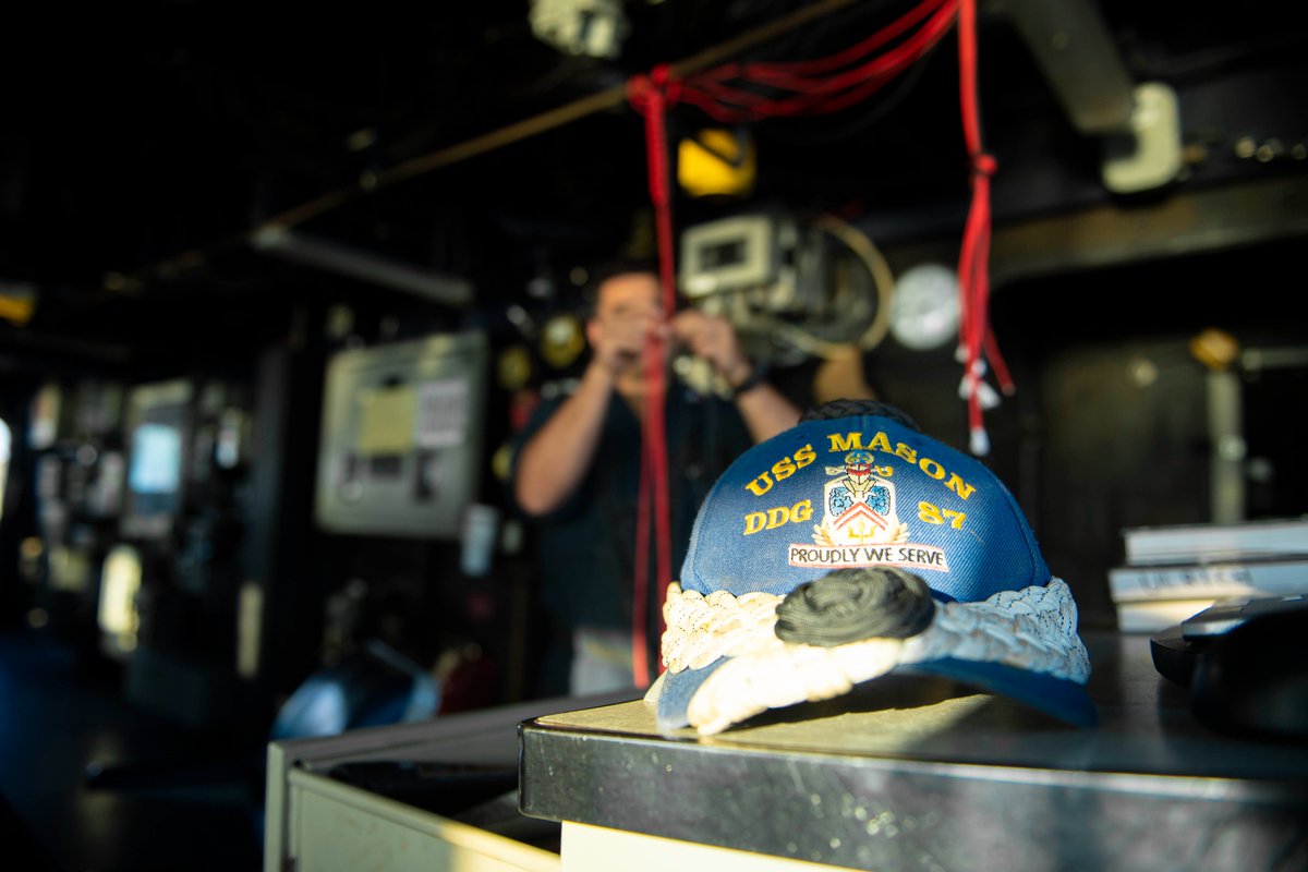 US5thFleet's tweet image. Bostswain’s Mates are often skilled in Macramé, making decorative articles using string.🪢Many Sailors will keep these lanyards when they retire. #ProudlyWeServe #NavyTradition
📸: A Boatswain’s Mate braids a lanyard aboard USS Mason (@USS_Mason) in the Gulf of Oman. #AlwaysReady