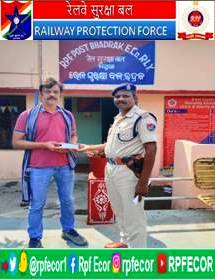 @RPF_INDIA Acting upon a Rail Madad complaint,RPF/Bhadrakretrieved a left behind mobile phoneworth Rs.53,000/-from T/No.22803 at BhadrakRailway Station on 12thMay 2024 &handed over to its rightful owner.
#OperationAmanat