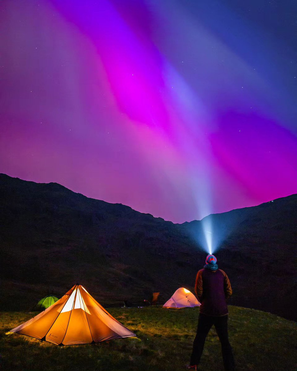 ⛺ A #MountainMonday is easier to swallow when your weekend was spent sleeping under the #NorthernLights. 👇How was your #Aurora experience and what will you take away from this once-in-a-lifetime spectacle? 📸@_rossdavidson 📸 _rachelhikes/IG 📸@beavo77 📸 martin_hornsey/IG