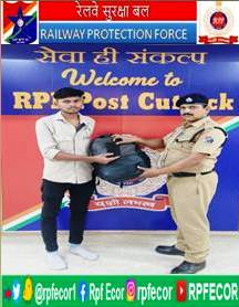 @RPF_INDIA RPF/Cuttack retrieved a left behind mobile phone worth Rs.17,000/- from PF No.1 of Cuttack Railway Stationon 12thMay 2024 & handed over to its rightful owner.
#OperationAmanat