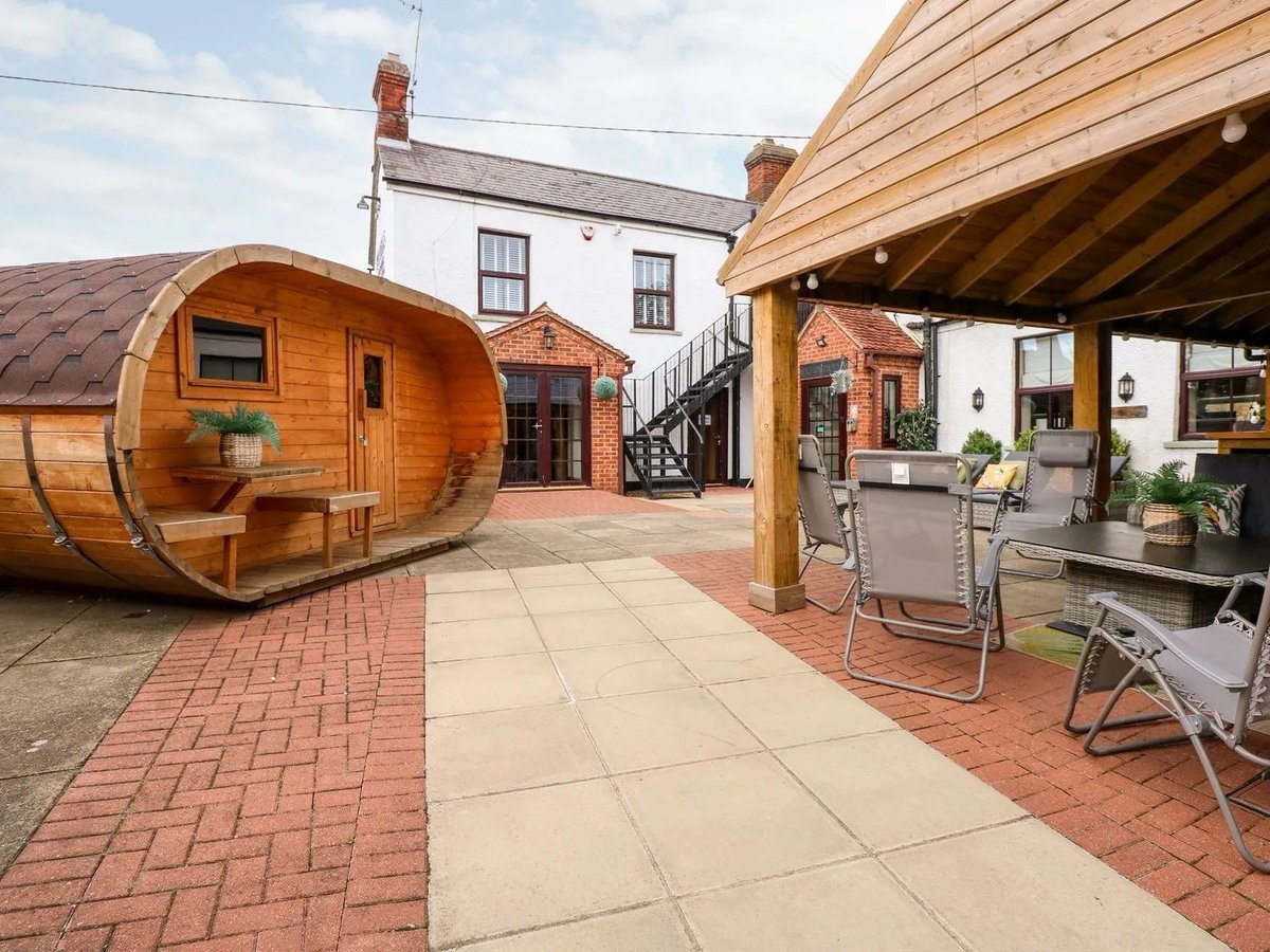 OMG! Rent out a whole pub with a hot tub, games room & sauna 🍺🍷😍
3 nights in Norfolk fr £126pp! (Sleeps up to 21)
Details & Bookings - ulookubook.com/go/iSEi