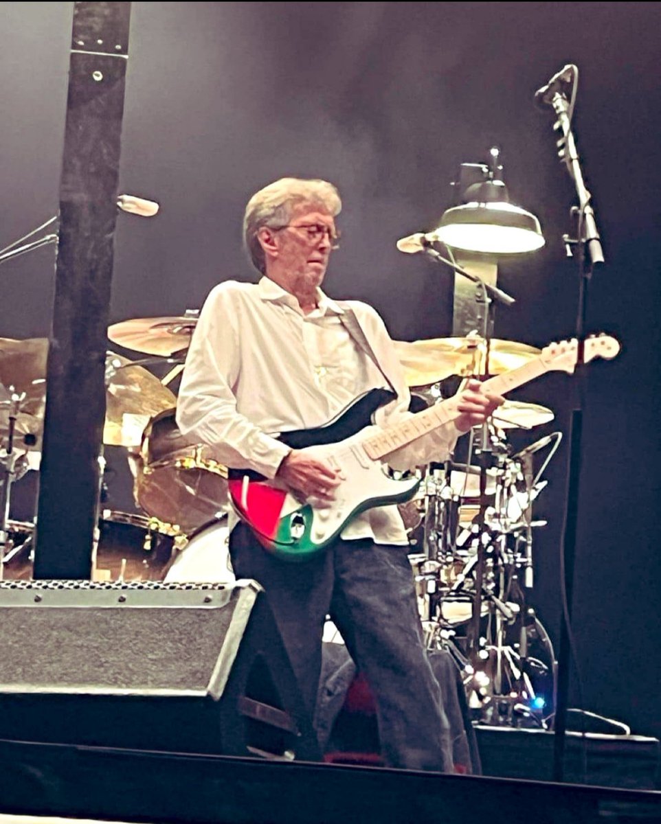 At Eurovision, English guitarist Eric Clapton surprises his audience with a powerful gesture, opening his concert with a guitar adorned with the Palestinian flag.