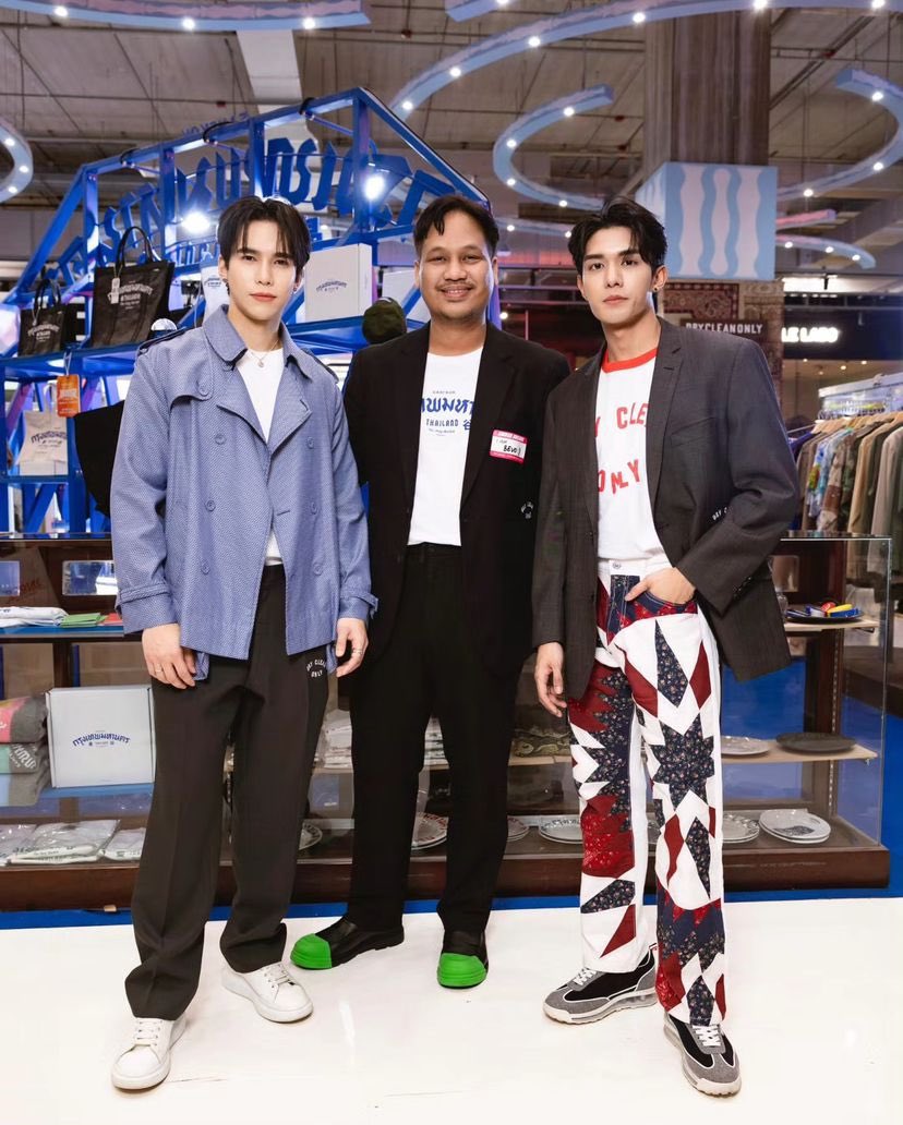 maxnat_eu's tweet photo. Max’s Instagram Update ⬇️

“with my brooo
💥AMBER ARCADE 💥
Discover an arcade of fashion, beauty and lifestyle at M Floor &amp; 1st Floor
#AmberArcade #EtCetera #EMFASHIONICON #EMBEAUTY #EMLIFESTYLE #BeautyHallThailand”

[#MaxNat #ฮาร์ทดิสของแม้กณฐ
#mmaxmax #ไดโนกรธัสส์
#natasitt] https://t.co/qM7n8yyvwb