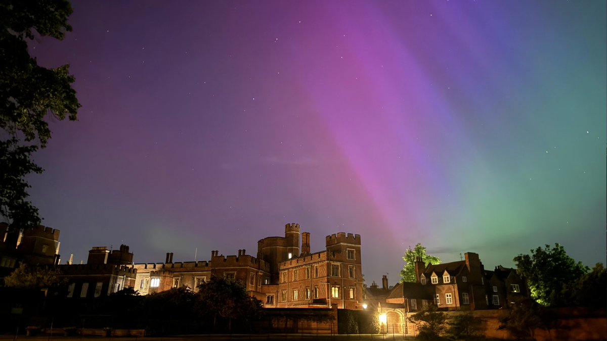 🔭 What a special treat to see the #NorthernLights from College Field at Eton. #Stars #Stargazing #AuroraBorealis #NightSky