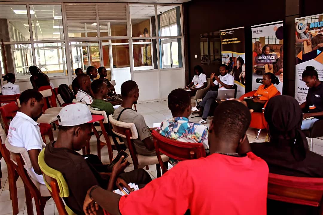 Thread 01 ⏺️ Link Space Career Academy recently hosted a transformative workshop at the National ICT Innovation Hub in Kampala, Uganda 🇺🇬 ⏺️ Theme: 'Study to Serve your purpose not to get a Job'