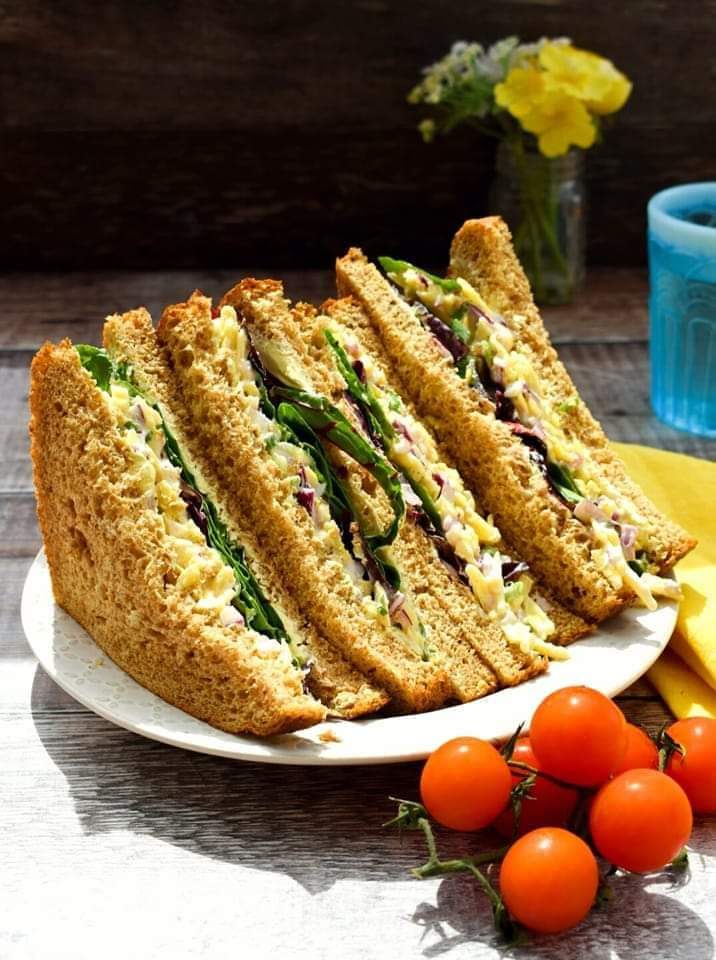 From the lunchbox today one of my favourite sandwich recipes. Nothing fancy, but always comforting. The combination of flavours is just right. Vegan Cheese & Onion Sandwiches served on soft wholemeal bread. Now add crisps or not?
theveganlunchbox.co.uk/vegan-cheese-o… #vegan #veganrecipes