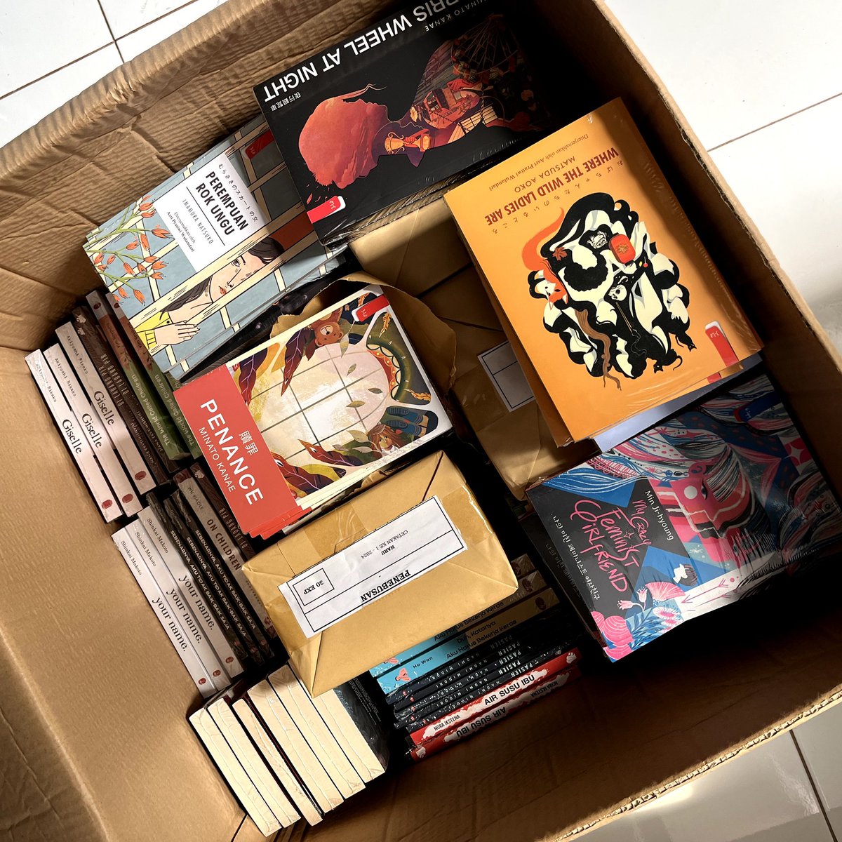 penerbitharu's tweet image. Tebak Miru mau kemana🤔🤔

Oh ya, kalau kalian bisa ambil buku yang ada di foto ini, kira-kira mau ambil yang mana nihh?😁😁