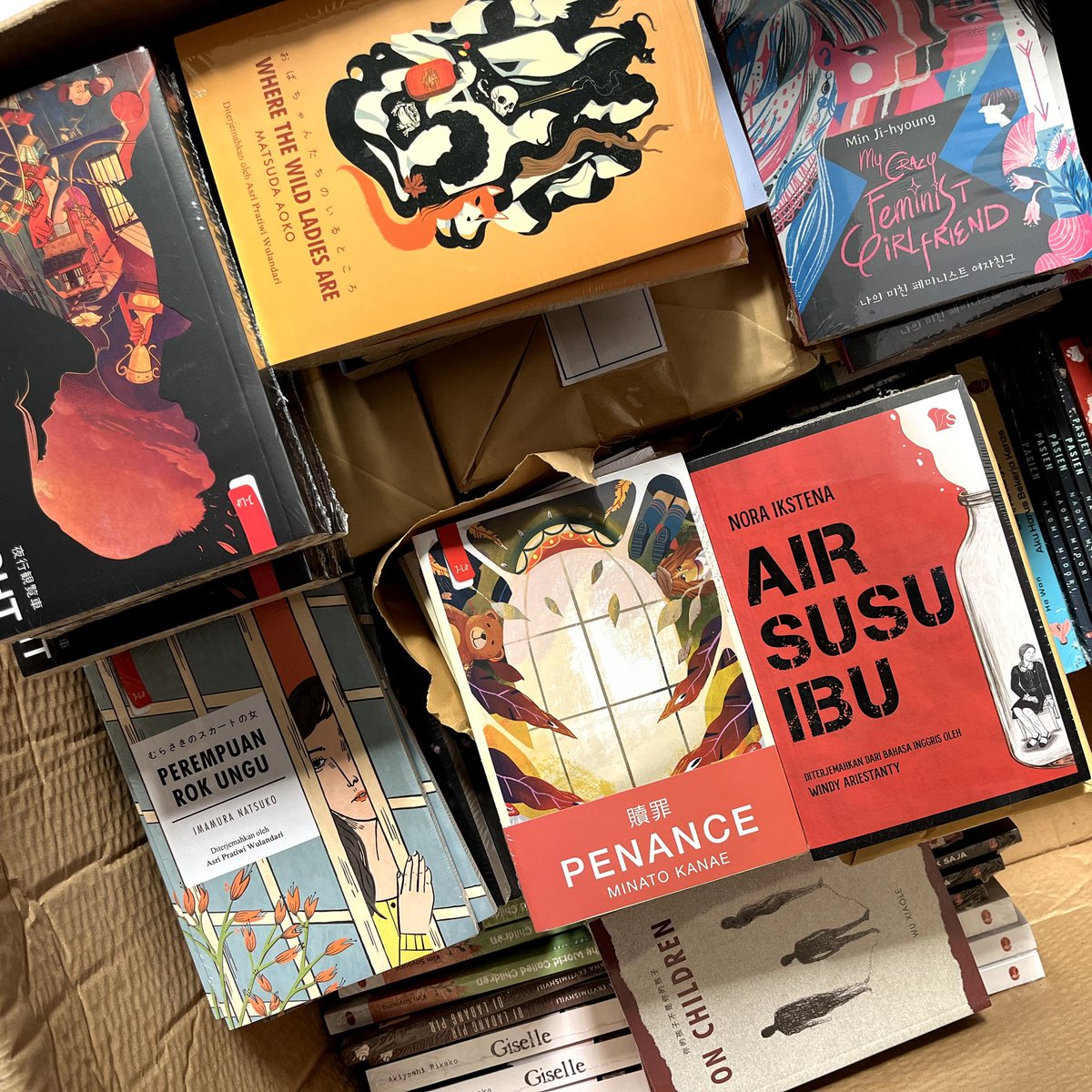 penerbitharu's tweet image. Tebak Miru mau kemana🤔🤔

Oh ya, kalau kalian bisa ambil buku yang ada di foto ini, kira-kira mau ambil yang mana nihh?😁😁