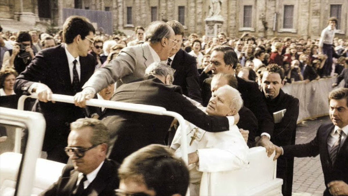 13 maggio 1981 Durante l'udienza generale in Piazza San Pietro Giovanni Paolo II viene ferito gravemente da due colpi di pistola sparati da Mehmet Ali Agca