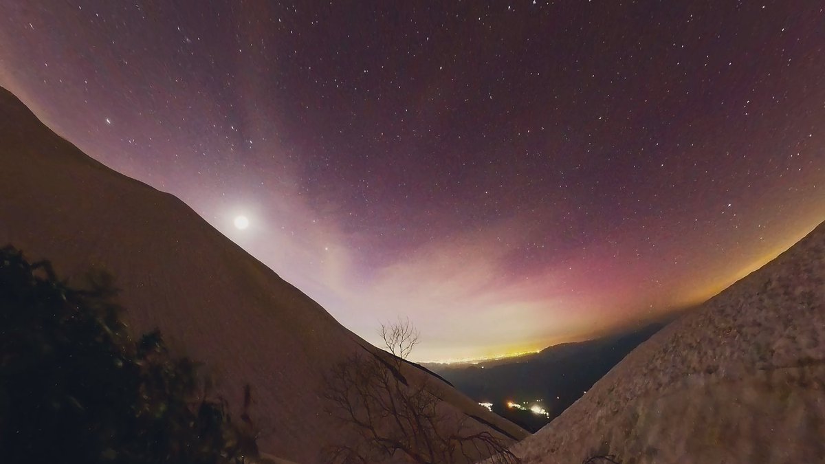 土夜にinsta360でスターラプス撮影してたんですがこれオーロラ？？
越後駒ヶ岳から北東方向の空で多分21〜22時くらい。とっても不思議な色。