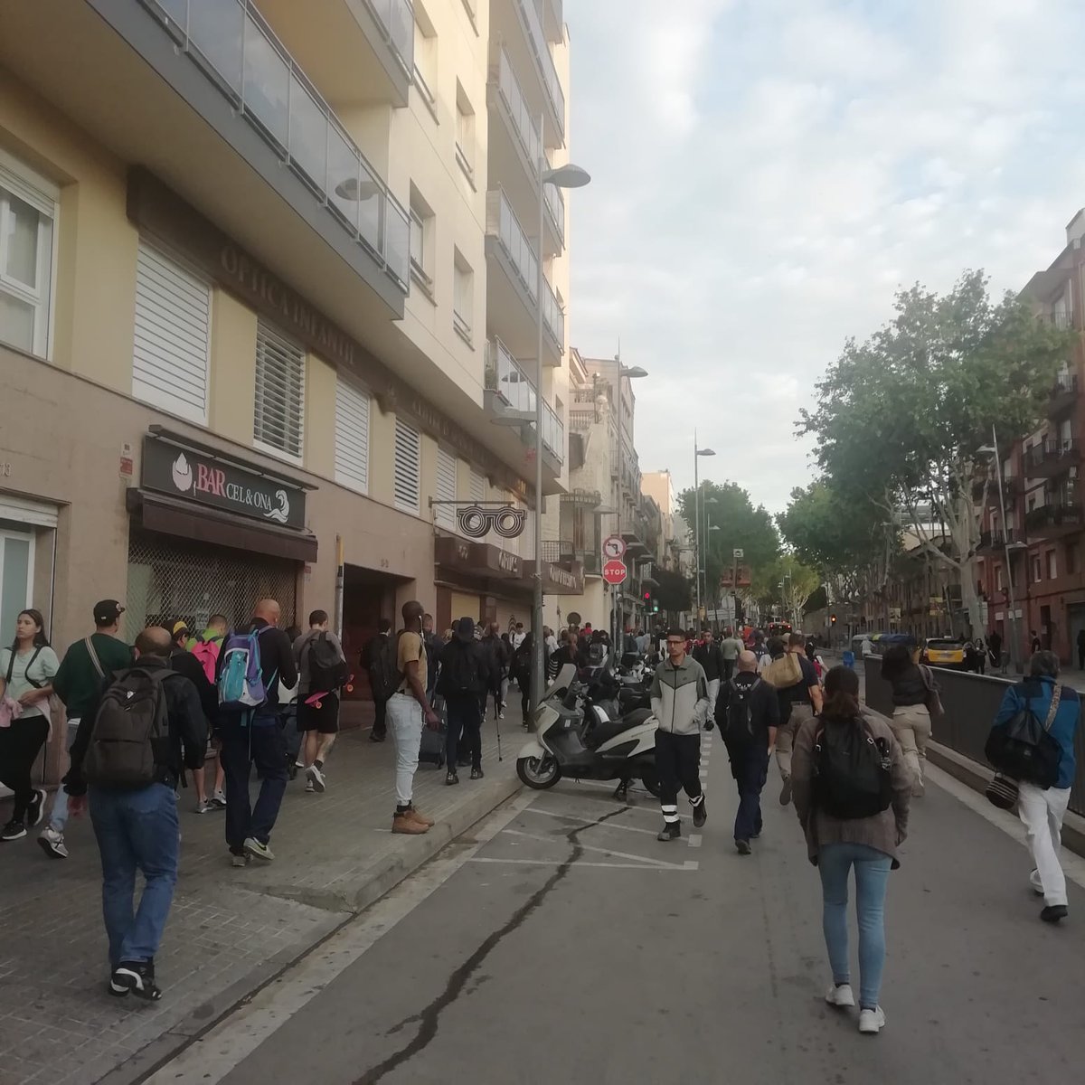 La xarxa de rodalies de Renfe posa avui a prova la paciència dels usuaris. A l'R1 els trens acaben a Badalona on hi ha una riuada de passatgers per agafar el metro catradio.cat/catinfo