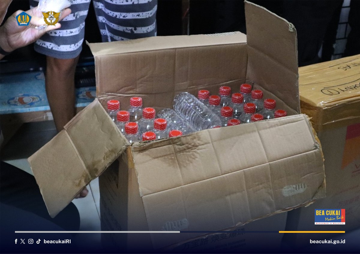 beacukaiRI's tweet photo. Bea Cukai Jember @BeacukaiJember bersama Satuan Polisi Pamong Praja (Satpol PP) Kabupaten Jember sita 59 liter minuman mengandung etil alkohol (MMEA) ilegal.

Penindakan dilakukan di sebuah toko di Kecamatan Silo, Kabupaten Jember pada Senin, 06 Mei 2024.

https://t.co/hEF1MvPgvW https://t.co/gXgRjlHl5y