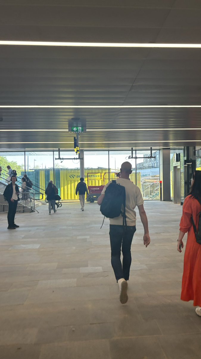 Het gespreide bedje blijkt:
- Wederom kapotte deuren van de fietsenstalling naar Perron 1
- Geen borden in de vertrekhal
- Kapotte borden die geen locatie én de verkeerde tijd aangeven

Maar top is goed; wij betalen wel extra voor een treinticket <a href="/BDStadsgezicht/">Stadsgezicht</a> <a href="/nsonline/">Nemzeti Sport</a>