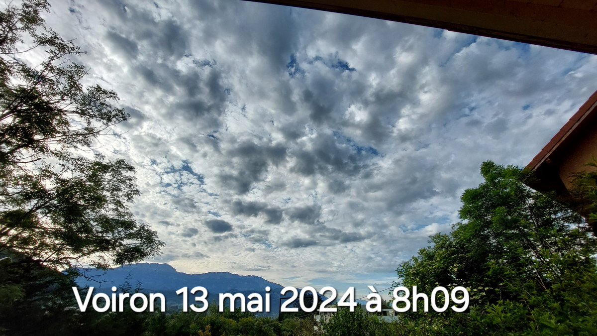 #geoingenierie à @Voiron_Ville. Quand le ciel bleu marine côtoie des tâches noires disséminées sur une chape blanche, vous savez que des tocards s'amusent avec la nature. Il nous aura fallu un jour férié pour revoir le ciel bleu. Fini. @julienpolat @PVoironnais @laurentwauquiez