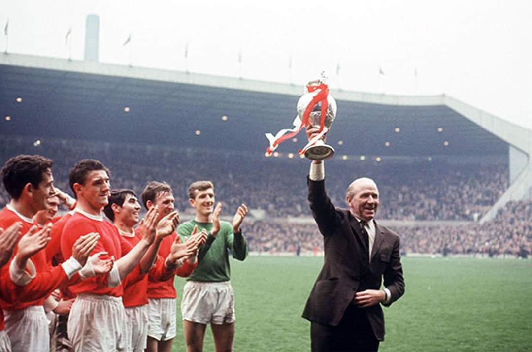 #OnThisDay 13th May 1967: Sir Matt Busby celebrates winning the League title at Old Trafford. What a photo 😍