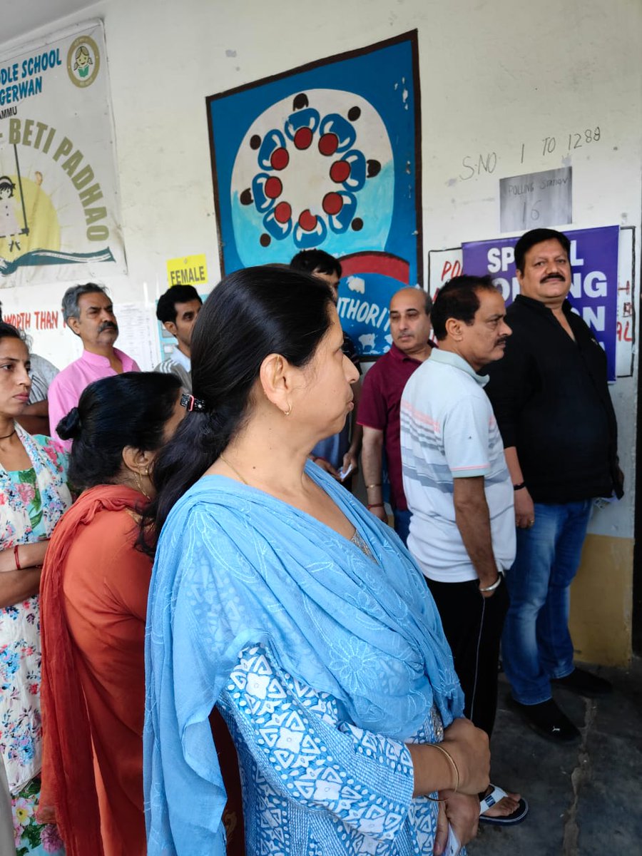 #KashmirGoesToPoll Enthusiastic Migrant voters queuing up across special polling stations in Jammu to cast their vote for Srinagar Parliamentary Constituency. @diprjk