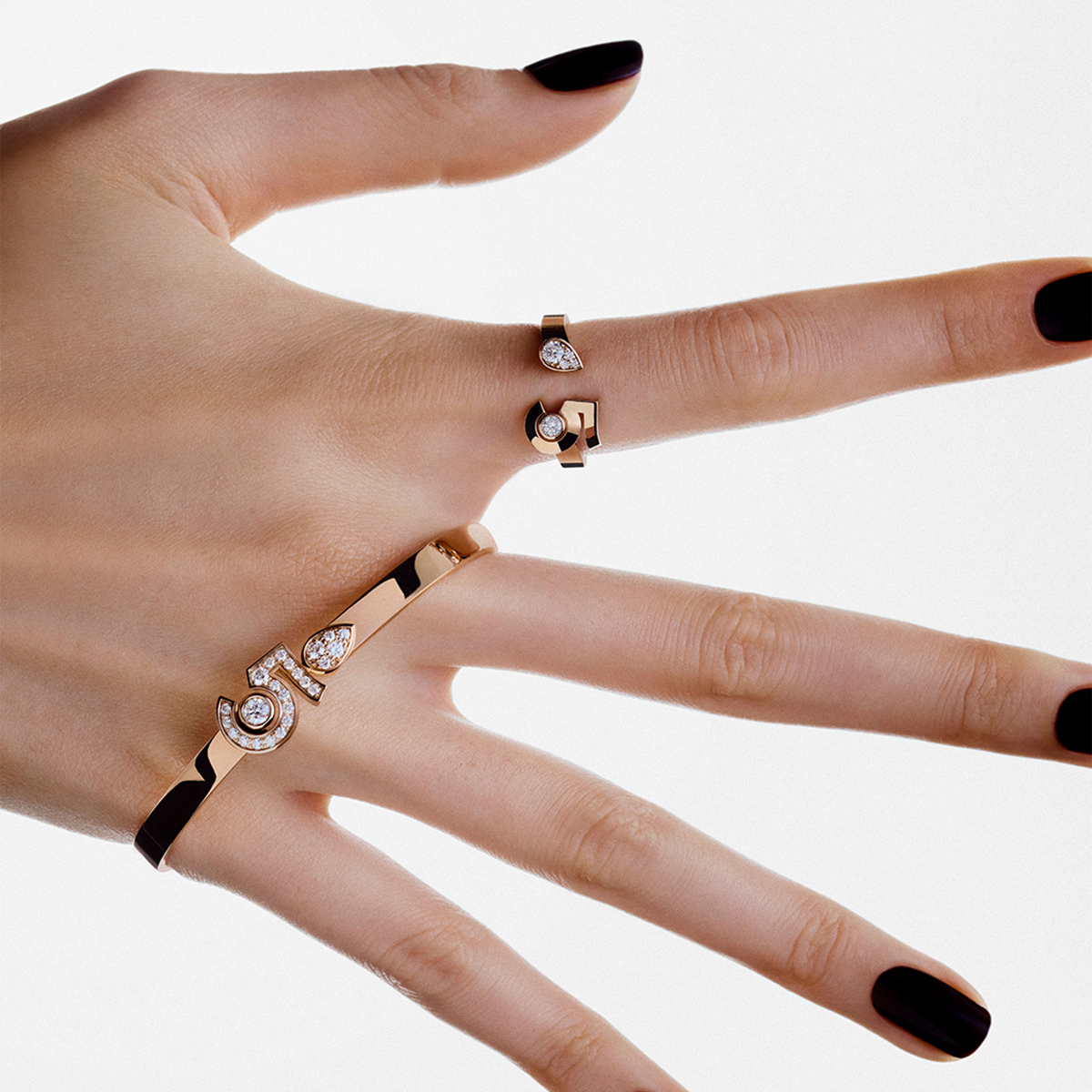 CHANEL_JP's tweet photo. COLLECTION N°5
鏡面仕上げのベージュゴールドや、ホワイトゴールドのブレスレットの中心で輝く数字「5」の下にはクラスプが隠されています。
エクストレ ドゥ シャネル N°5のリングと、エターナル シャネル N°5の新作ブレスレットをご覧ください。
#N5Collection #CHANELFineJewelry #シャネル