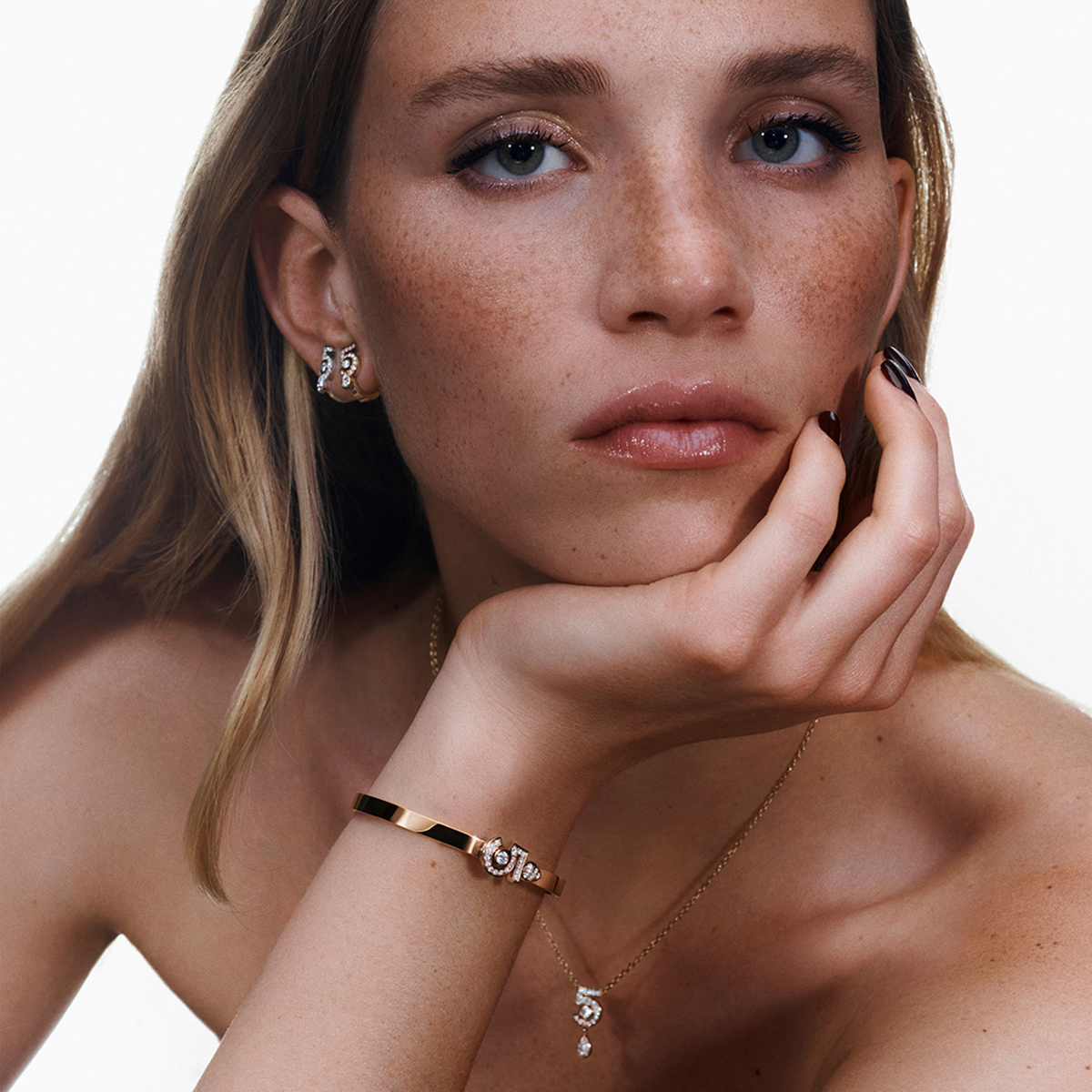 CHANEL_JP's tweet photo. COLLECTION N°5
鏡面仕上げのベージュゴールドや、ホワイトゴールドのブレスレットの中心で輝く数字「5」の下にはクラスプが隠されています。
エクストレ ドゥ シャネル N°5のリングと、エターナル シャネル N°5の新作ブレスレットをご覧ください。
#N5Collection #CHANELFineJewelry #シャネル