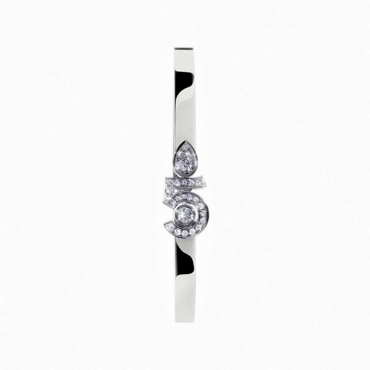 CHANEL_JP's tweet photo. COLLECTION N°5
鏡面仕上げのベージュゴールドや、ホワイトゴールドのブレスレットの中心で輝く数字「5」の下にはクラスプが隠されています。
エクストレ ドゥ シャネル N°5のリングと、エターナル シャネル N°5の新作ブレスレットをご覧ください。
#N5Collection #CHANELFineJewelry #シャネル
