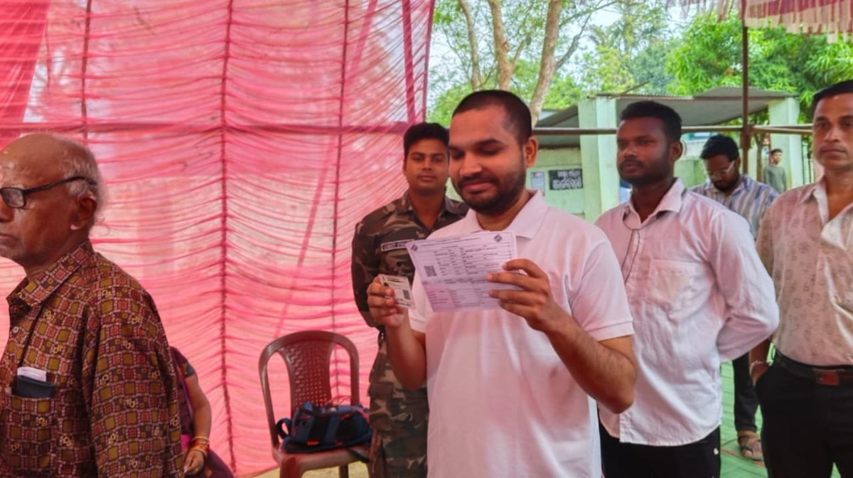 ଧାଡ଼ିରେ ଛିଡ଼ାହୋଇ ମତଦାନ ଦେଲେ ମାଲକାନଗିରି ଜିଲ୍ଲାପାଳ ସଚିନ ପାୱାର #PrameyaNews7 #Malkanagiri #collector #voting #OdishaElections2024 #OdishaVotes #Election2024 #TheBiggestFestivalOfDemocracy