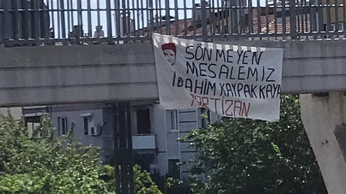 18 MAYIS | İzmir’in Menemen ilçesinde de komünist önder #İbrahimKaypakkaya’nın 51’inci ölümsüzlük yılı dolayısıyla #18Mayıs çalışmalarını sürdüren Partizan, “Sönmeyen Meşalemiz İbrahim Kaypakkaya!” yazılı pankart astı. ➡️tinyurl.com/ysz6rsa8