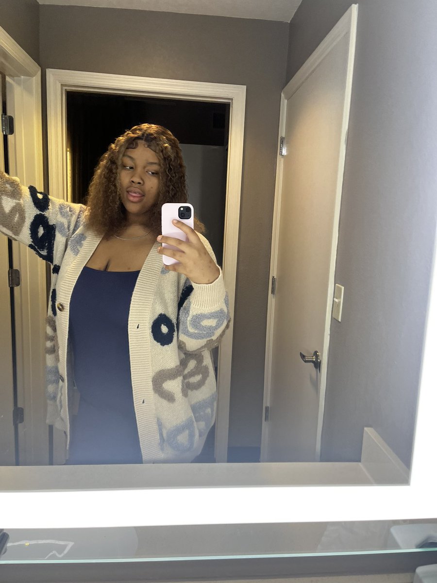 Dthetrendsetter's tweet photo. Dam I’m fine asl (get on my acne, ill get on ur momma) https://t.co/qKDUQue8lw