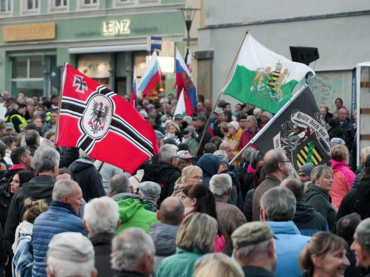 Zur Erinnerung, die #Mahnwache in #Bautzen/Budyšin #Oberlausitz #Sachsen ist ein Sammelsurium antidemokratischer Gesinnungen. 👇👇 Denen die Stirn bieten, wie bei #HappyMondays #B96begradigen, dass ist das demokratische Gebot der Stunde. Damit Morgen nicht zum Gestern wird! 👇