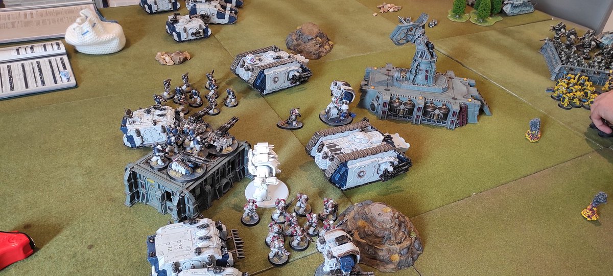 This weekend, my World Eaters took on @OllieStormWolf and his Space Wolf-Imperial Fist force, backed up by an Auxilia detachment, in a 6,000pt megagame of #HorusHeresy. Despite my assault being wiped out, my tanks held the line and secured a decisive win! #WarhammerCommunity