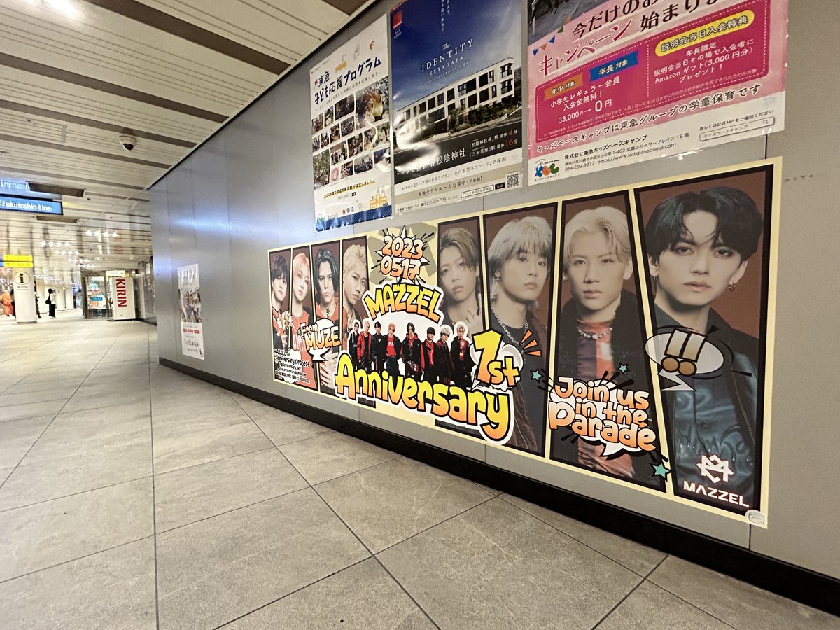渋谷駅地下の109方面に、8人組ボーイズグループ「MAZZEL（マーゼル）」の1周年広告を発見🎤
メンバー全員が登場するポップなクリエイティブ👀
大阪、名古屋、熊本、仙台でも掲出されているようです💡
5/19まで。#MAZZEL1stAnniversary
x.com/Anniversary_MZ…