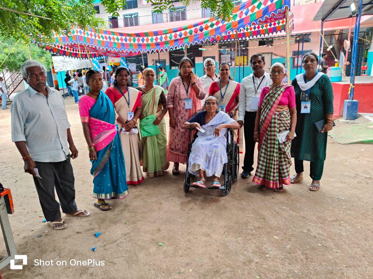 DEO_HNK's tweet photo. Our Resource persons from MEPMA extent their support to the elderly and PWD voters.
@CEO_Telangana @ECISVEEP @Collector_HNK https://t.co/lx3geJS1cZ
