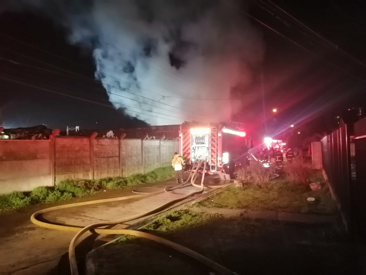 Nos encontramos trabajando en 1era Alarma de Incendio estructural en las intersecciones de Av Grecia y Lebu de la comuna de Hualpén, se trata de incendio de vivienda y caballeriza, en el lugar B-1, RH-1, H-2 Hualpén y Q-2, B-5 y nuestro Z-9