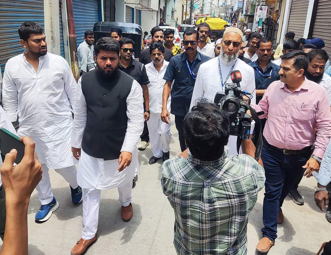 #AIMIM President Hyderabad MP Candidate Barrister @asadowaisi Sahab At Hakeempet Under Karwan Assembly Constituency Polling Booth. #LokSabhaElections2024 #Hyderabad #Telangana