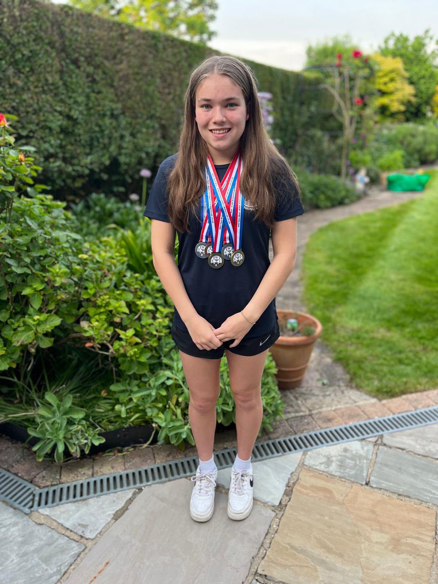 Congratulations to Heidi who has had a fabulous weekend in the pool with @WindsorSwim , securing 5 PBs on her way to those 2x🥇2 x🥈and 1 x🥉medals #MaristProud