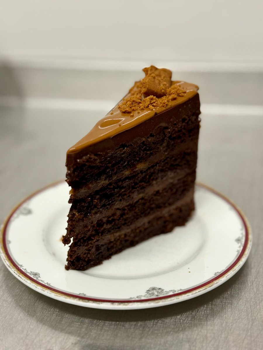 FacultyCoffee's tweet image. Chocolate Biscoff Layer Cake made by our super talented baker (but don’t tell him we said that).

#facultycoffee  #madebyus #brunch #coffee #independentcoffeeshop #coffeelover #specialitycoffee #specialitycoffeeshop  #birminghamfoodie  #bakerylife #brunchtime