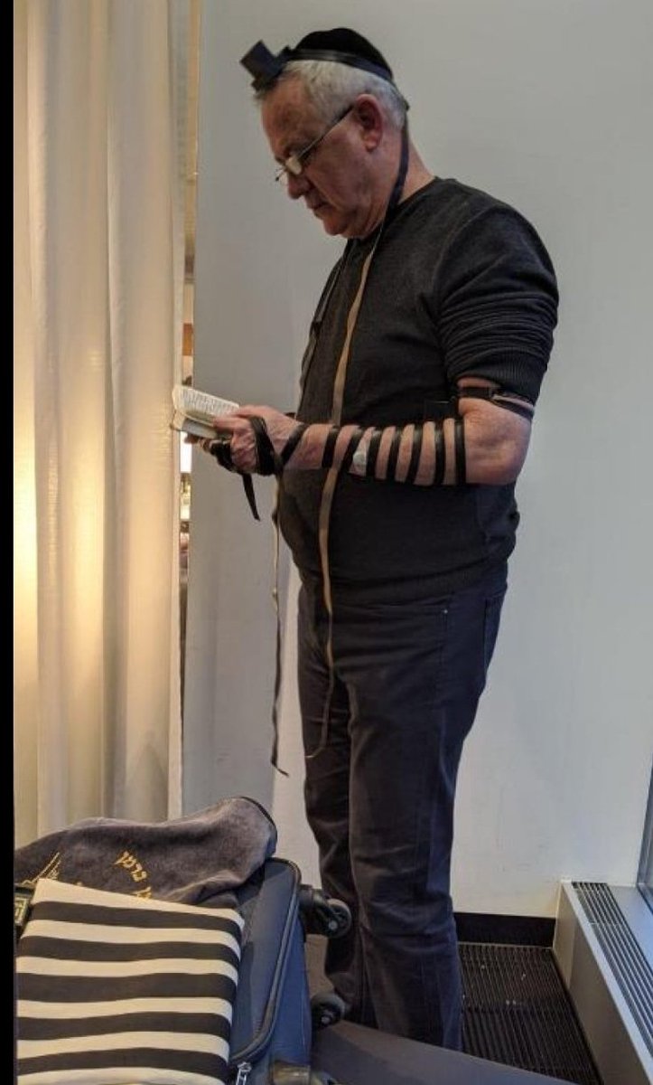 attilus's tweet photo. תקראו לי סנילי, תקראו לי פיתה, אבל אני לא זוכר את ההמון הביביסטי מזיל דמעה כשהרמטכ"ל לשעבר בני גנץ, המועמד המוביל לראשות הממשלה מזה חודשים, הניח תפילין. על אמת, לא בחאווה. כמו שצריך, לא הצגה. קטע, משום הם פחות התרגשו https://t.co/WZDX8G4oQ1