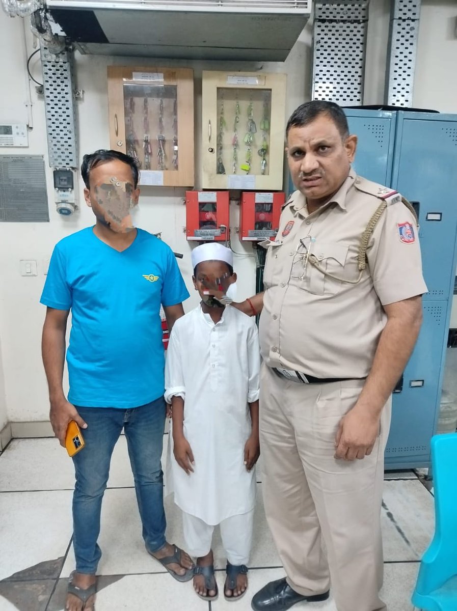 Team Metro #MetroUnit brought smiles on distraught faces by tracing a child & reunited with his Parents under operation Milap after rigorous efforts. #OperationMilap #DelhiPoliceUpdates