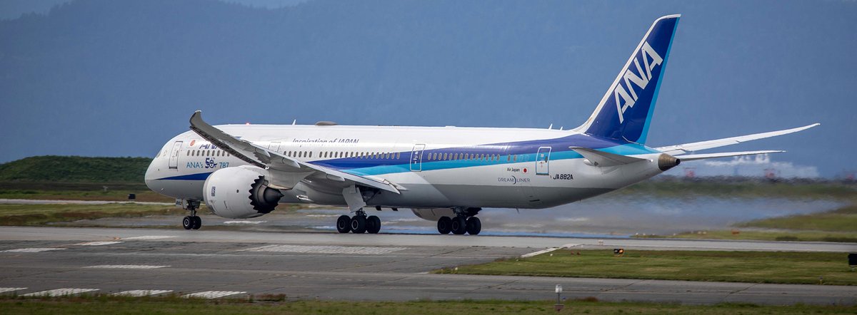 .@JAL_Official_jp @BoeingAirplanes #767 and @FlyANA_official #787 @yvrairport ✌️🥰 #avgeek #Vancouver