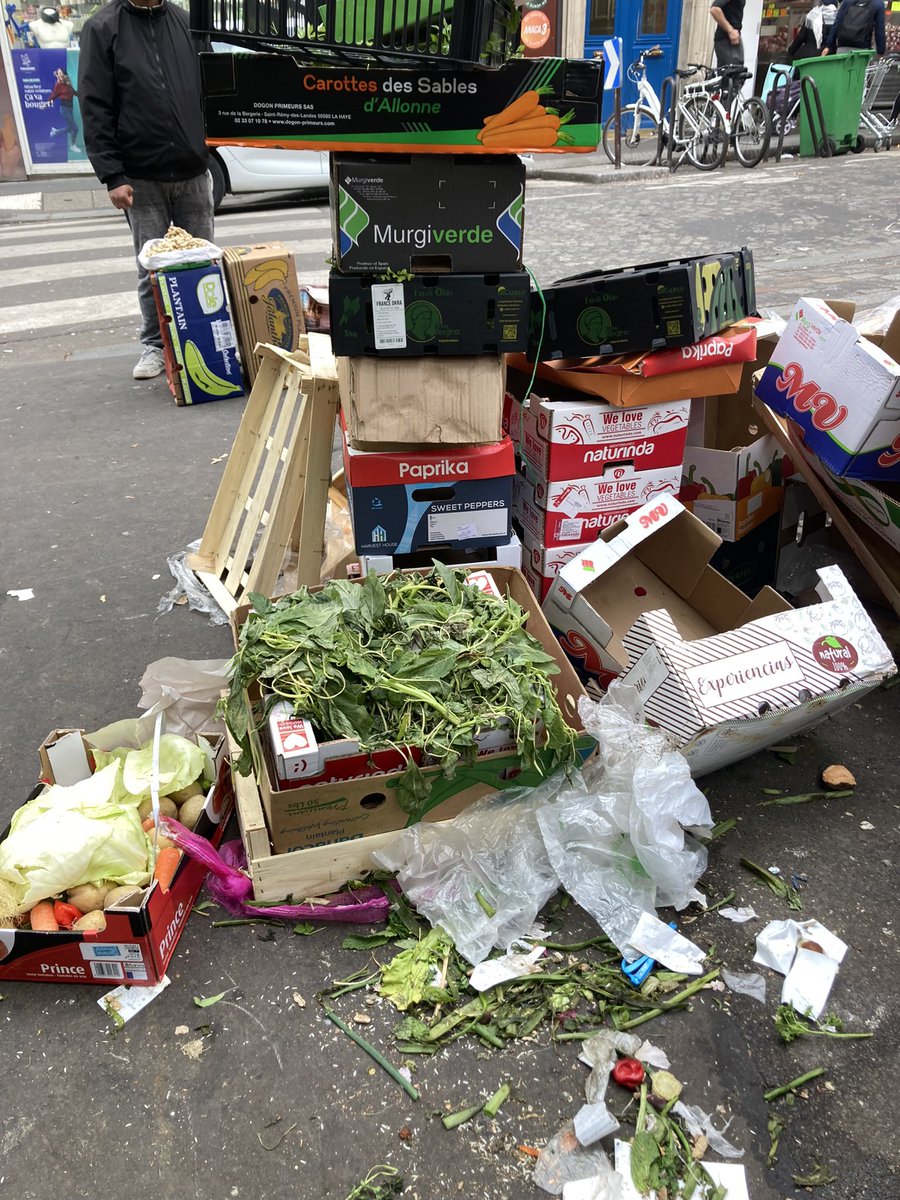 Tri sélectif à #chateaurouge. Les commerçants jettent tout à la benne, les résidents ont deux ou trois poubelles dans leurs petites cuisines. @fredbadina