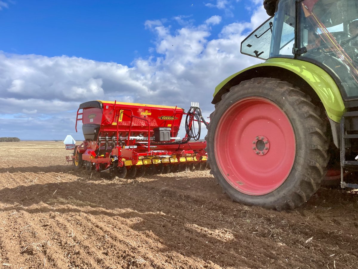 The sowing schedule vs rainfall don't always work together. This season in SW Vic many growers are planting into drier soils. Check out the advantages vs disadvantages sfs.org.au/article/dry-so… @GRDCSouth @theGRDC @CLAASColac