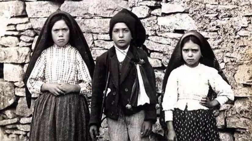 'El 13 de mayo, la Virgen María, Bajó de los cielos a Cova da Iria'
Siempre me ha fascinado la mirada de esos niños; cuando la gente estaba hecha de otra pasta, bromitas las justas. 
#VIrgendeFatima #FelizDia