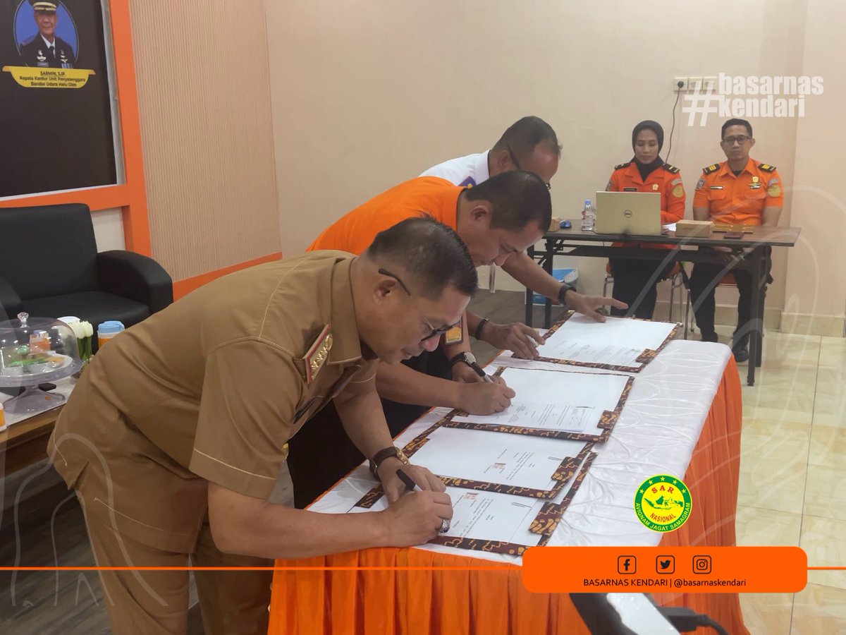 basarnaskendari's tweet image. Kendari, 13/5 --- Penandatanganan Nota Kesepahaman (NK) bersama RSUD Bahtetamas Prov Sultra &amp;amp; Letter of Operational Coordination Agreement (Loca) bersama Unit Penyelenggara Bandar Udara (UPBU) Halu Oleo #basarnas #basarnaskendari