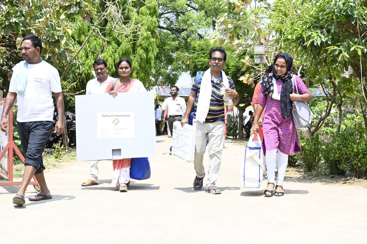 SVEEP_MHBD's tweet photo. Dispatch of Polling Parties - Carring Poll materials to Polling Stations from AC -101, Dornakal and AC-102, Mahabubabad &amp; PC -16 Mahabubabad on 12.05.2024
@CEO_Telangana 
@ECISVEEP https://t.co/BJVtlk2bEh