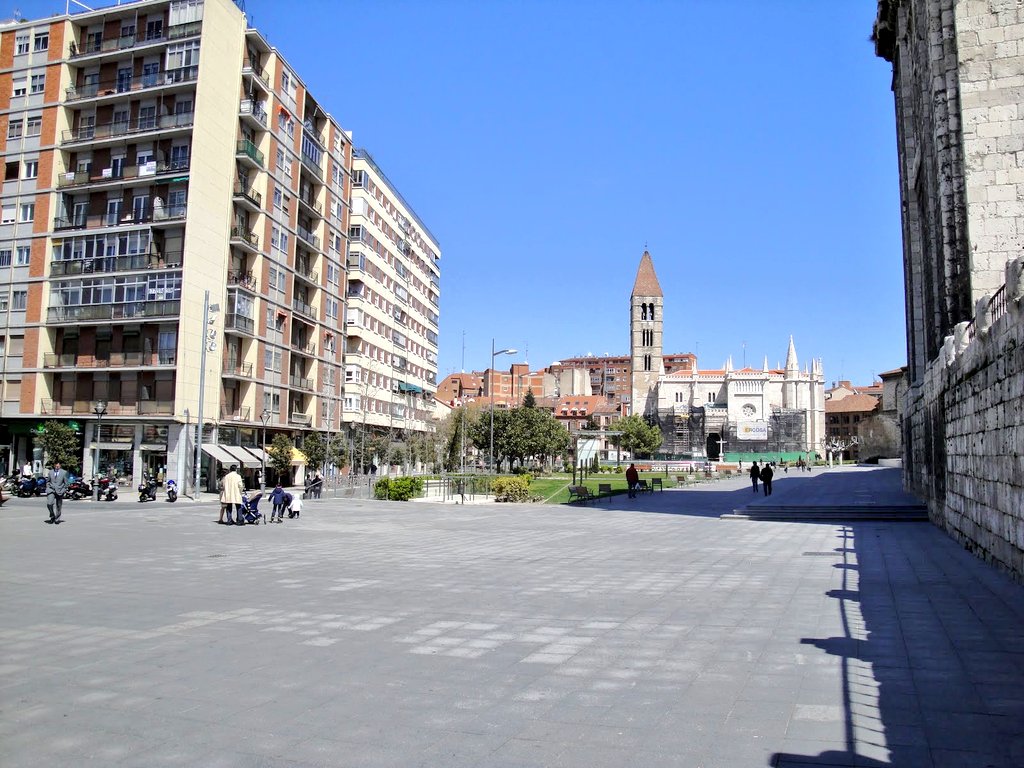 🏞️Se habla mucho de soterrar en Valladolid, pero ya hubo un soterramiento en la ciudad que marcó el urbanismo de muchos espacios emblematicos y generó arterias principales. ¿Quieres saber más? Dentro hilo. 👇🧵