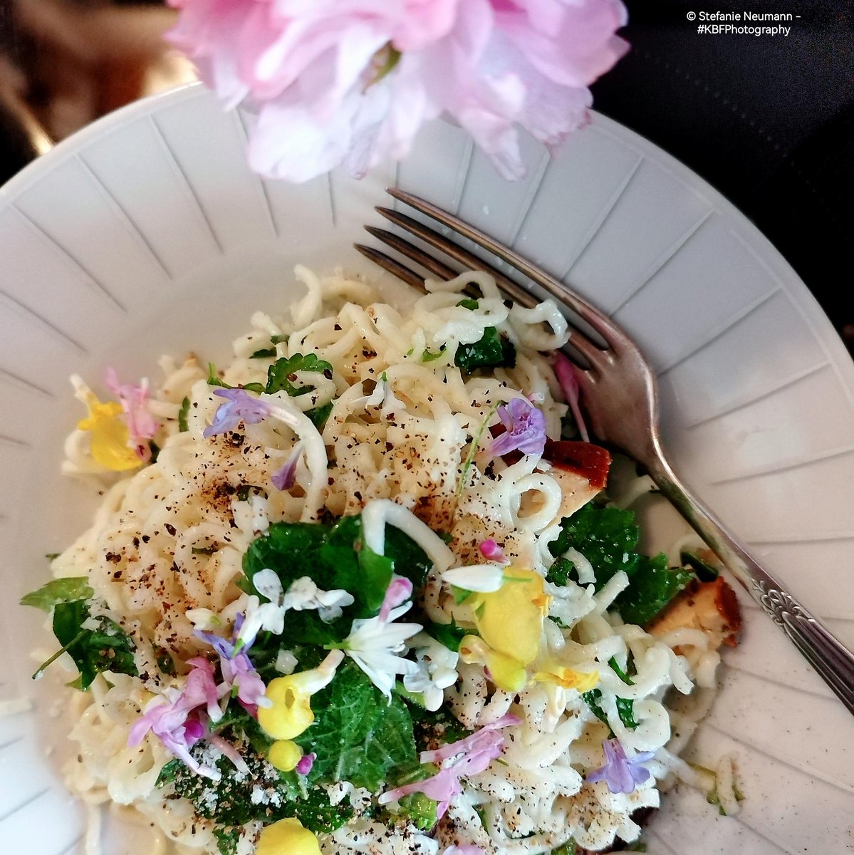 'Soulfood' #FotoVorschlag

Nudeln mit Kräutern und Blüten aus Wildsammlung.
Noodles with herbs and flowers foraged in the wild.

---
#KBFPhotography #MobilePhonePhotography #Photography 
#KBFWotY #Spring #April 
#UrbanNature #KBFMakingOf