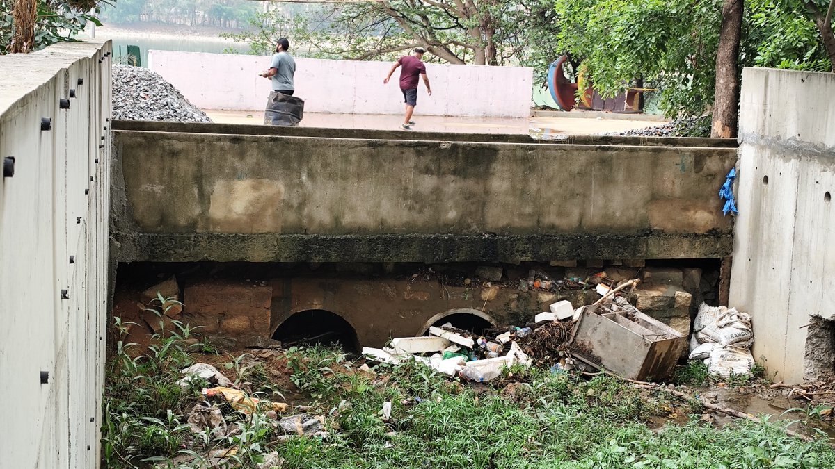 Let us quickly respond and get rid of plastics & solid waste from Lake Water & Suspension Ponds.
@BBMPCOMM Sir,
#Lakes needs to be #MonsoonReady both before & during monsoon.
Let officials/maintenance personnel visit lakes after every long spell rain.
Respond to Community calls.