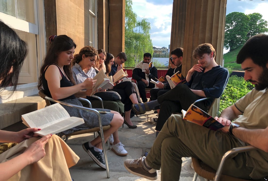 Wonderful to see students @SPC_Oxford reading and discussing Kafka's Metamorphosis as part of #OxfordReadsKafka #OxfordKafka24 -they'll be able to see the original manuscript in our show @bodleianlibs @OxfordGerman from 30 May!