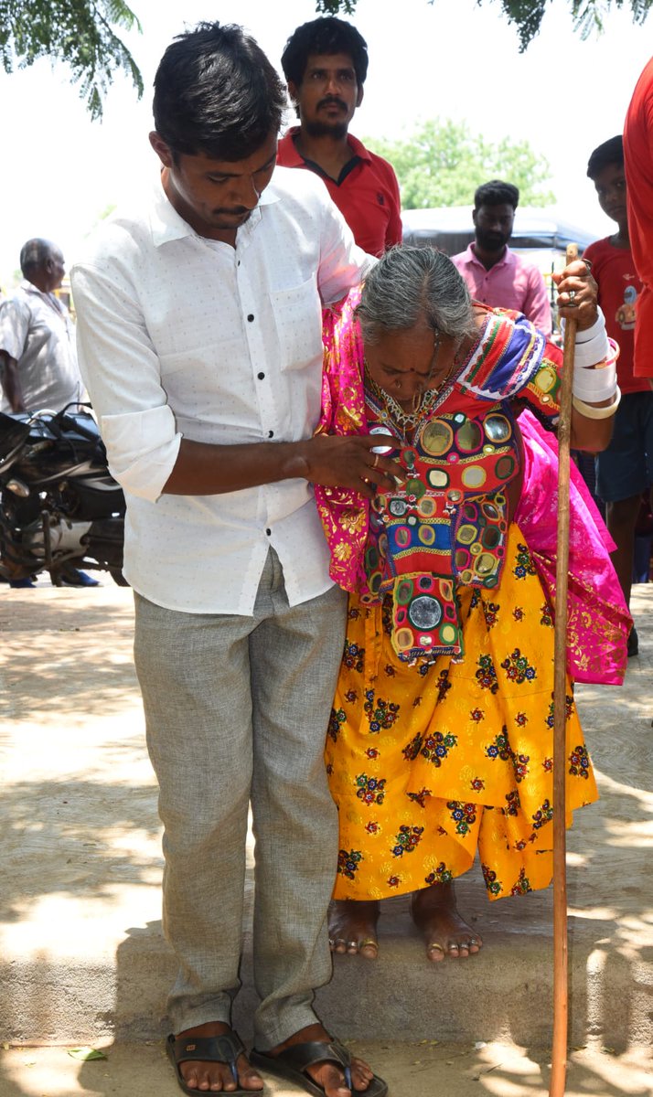 Collector_ntr's tweet photo. ఎ.కొండూరు మండలం, కృష్ణారావు పాలెం, ఏమ్పీపీఎస్ స్కూల్ పోలింగ్ కేంద్రం. 
#apgeneralelections2024 
#ntrdistrict #electionupdates #gkondurumandal #krishnaraopalem #harhaalmeinvotedenge #iwillvote4sure #tribalpeople https://t.co/NkjlUL6qlG